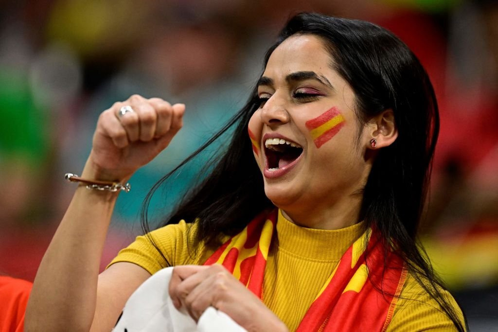 Chùm ảnh CĐV nữ Tây Ban Nha đua nhau khoe sắc trên khán đài World Cup - Ảnh 9.