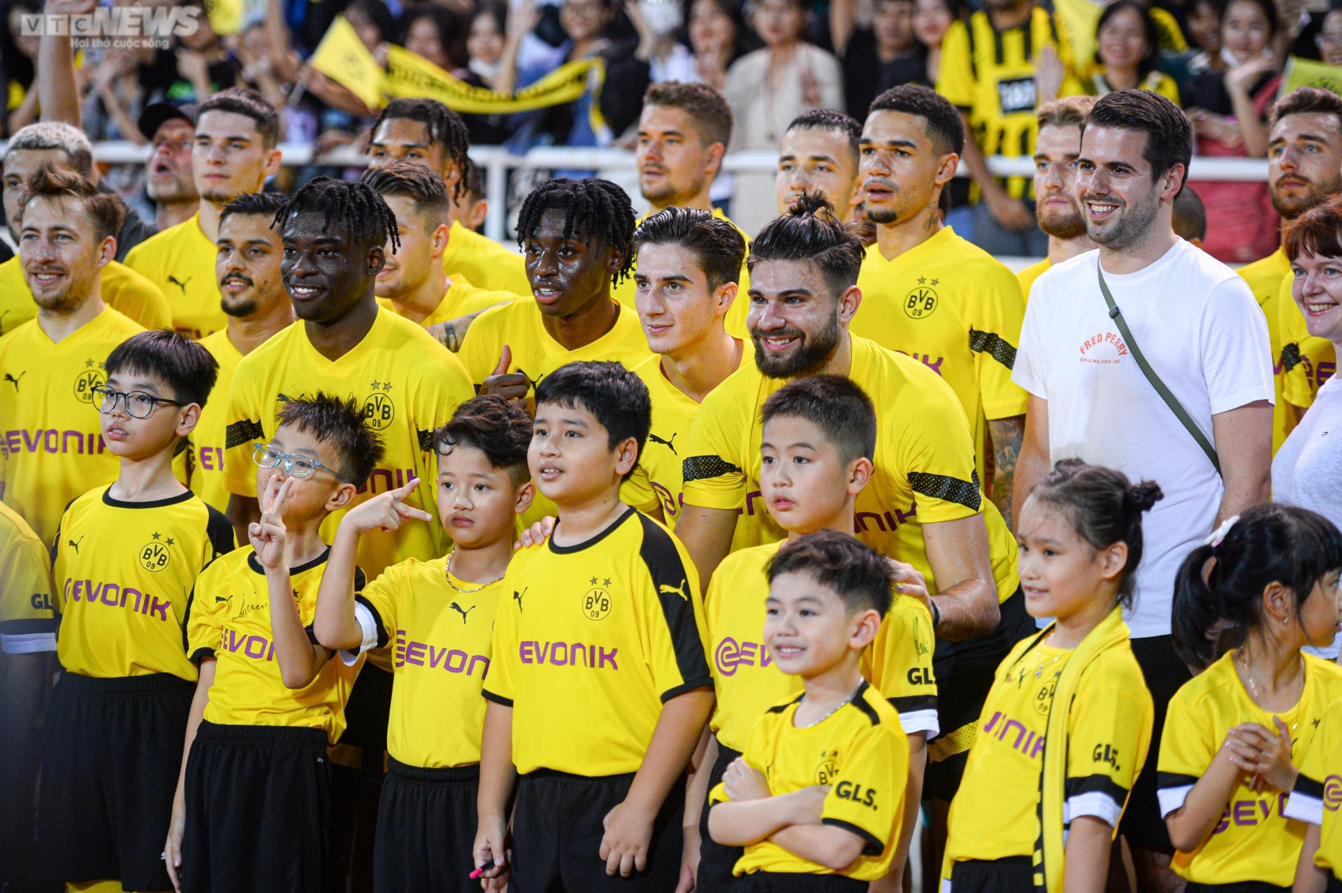 Dàn sao Dortmund thân thiện, mời CĐV Việt Nam xuống sân giao lưu - 11