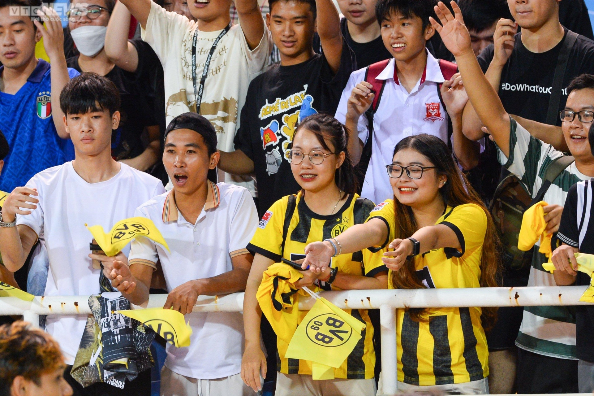 Dàn sao Dortmund thân thiện, mời CĐV Việt Nam xuống sân giao lưu - 14