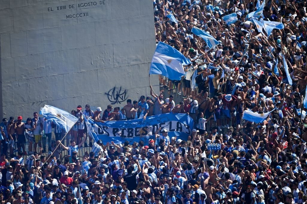 Chùm ảnh: CĐV Argentina ăn mừng chức vô địch World Cup tại Buenos Aires - Ảnh 6.