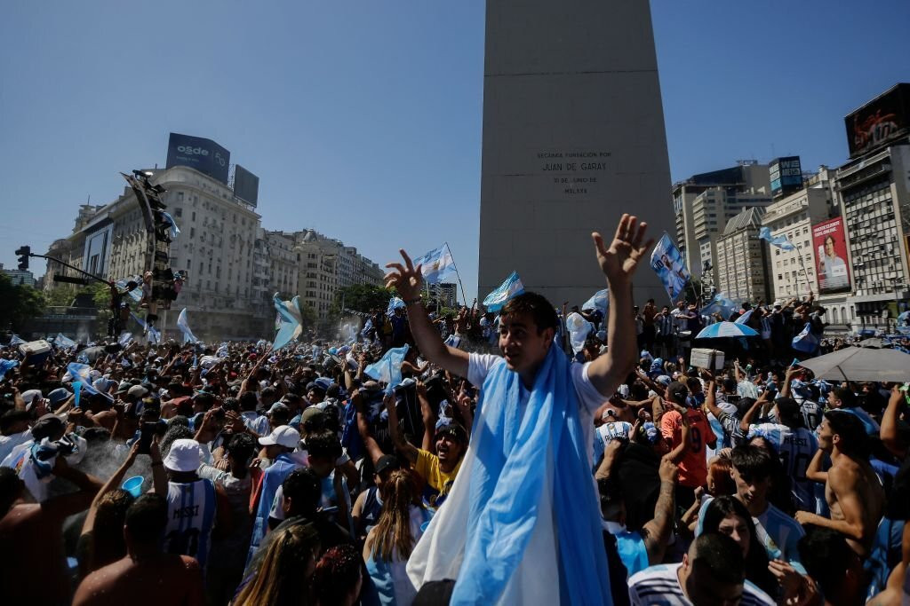 Chùm ảnh: CĐV Argentina ăn mừng chức vô địch World Cup tại Buenos Aires - Ảnh 9.
