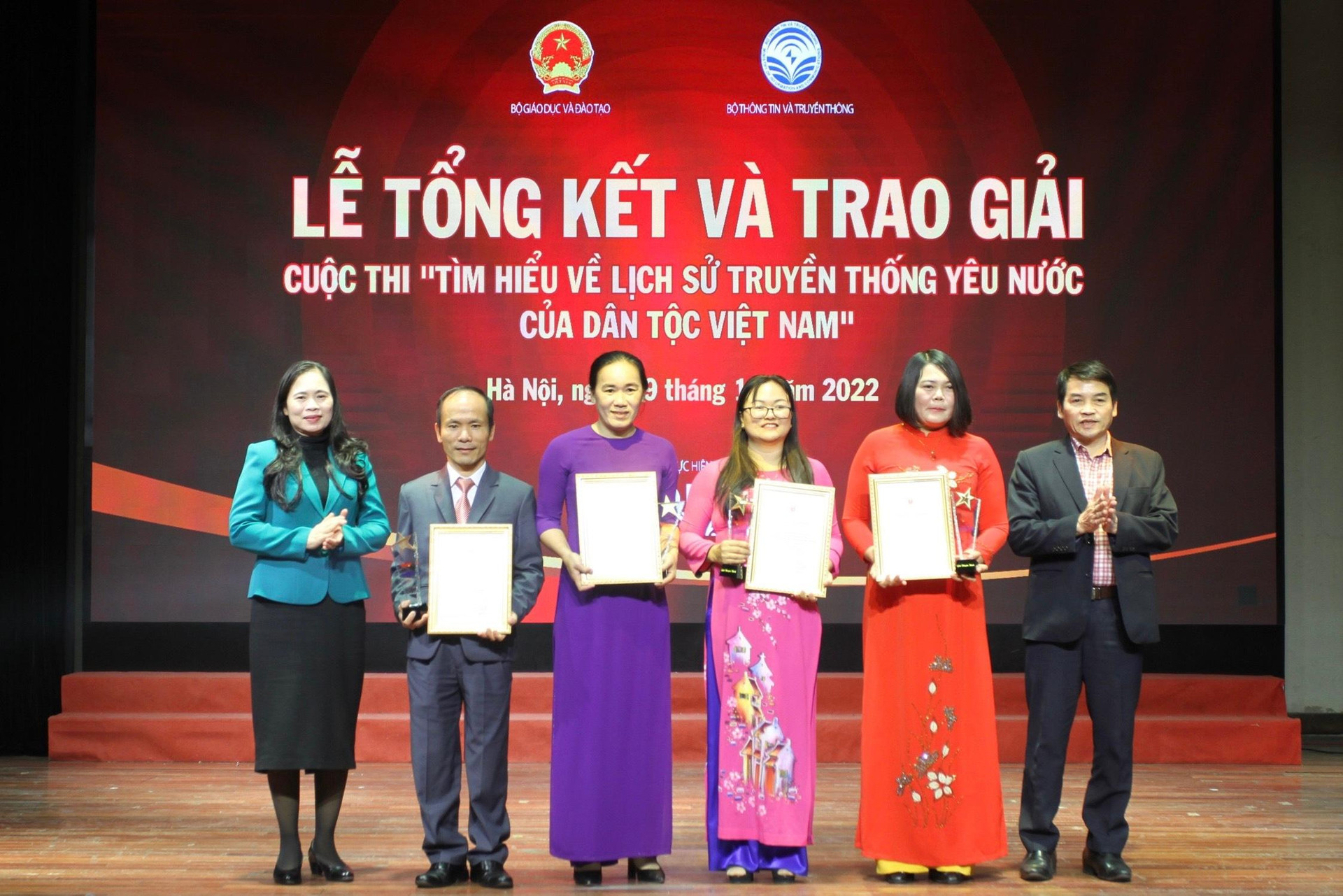 Trao giải cuộc thi Tìm hiểu lịch sử truyền thống yêu nước của dân tộc Việt Nam ảnh 5