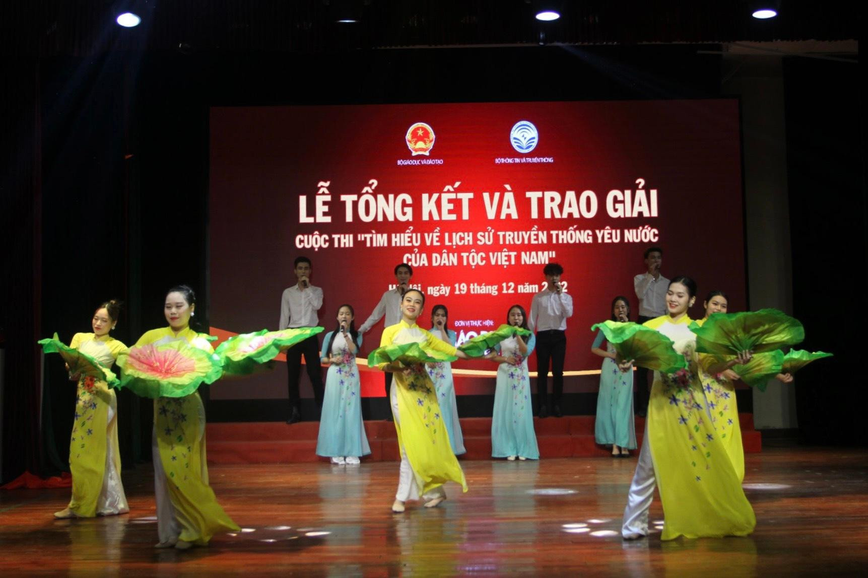 Trao giải cuộc thi Tìm hiểu lịch sử truyền thống yêu nước của dân tộc Việt Nam ảnh 3