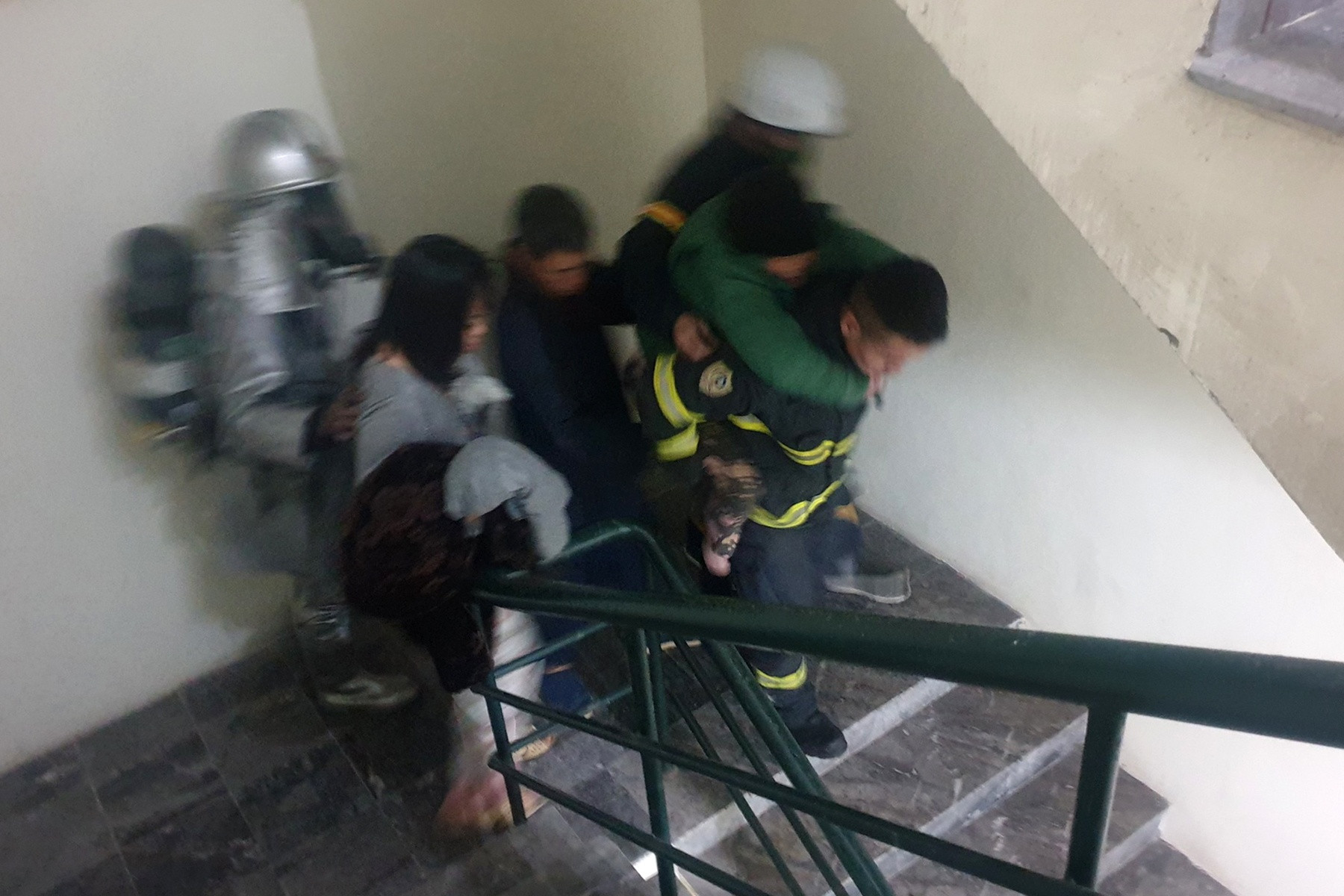 Giải cứu 11 người trong vụ cháy chung cư tại Hà Nội - ảnh 2