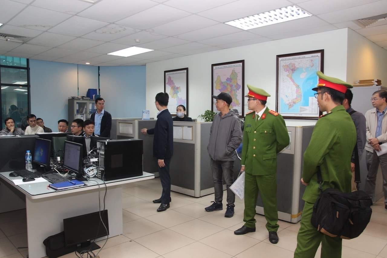 Công an khám xét phòng kiểm định, Cục Đăng kiểm Việt Nam - Ảnh 2.