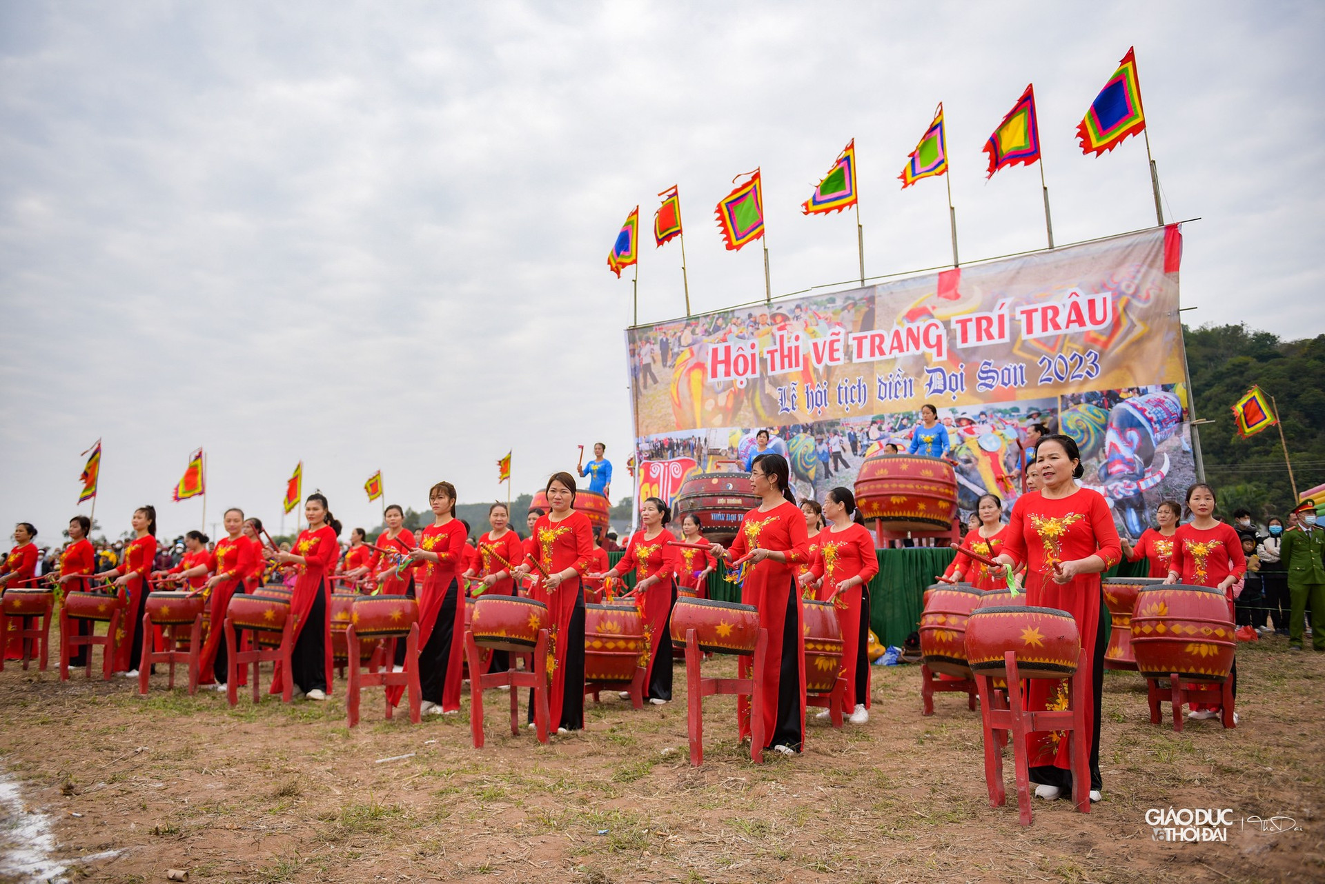 Hàng ngàn người đến xem 'vua' cày ruộng trong Lễ hội Tịch điền ảnh 5