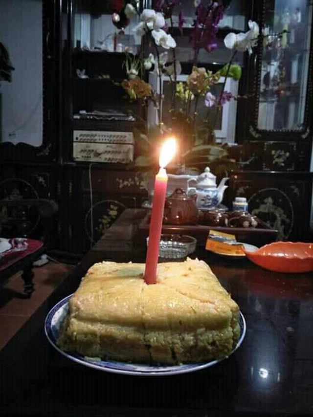 Chiếc bánh sinh nhật đặc biệt cho những ai có ngày sinh trùng vào dịp Tết (Ảnh: Facebook).