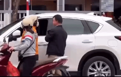 Người phụ nữ liên tục tát nam tài xế ô tô sau va chạm giao thông - 1