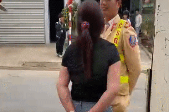 Xôn xao clip người phụ nữ bị còng tay ra sức chửi bới, đụng chạm CSGT - 1