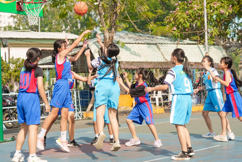 Không chỉ các bé trai, nhiều bé gái cũng lựa chọn theo đuổi đam mê bóng rổ