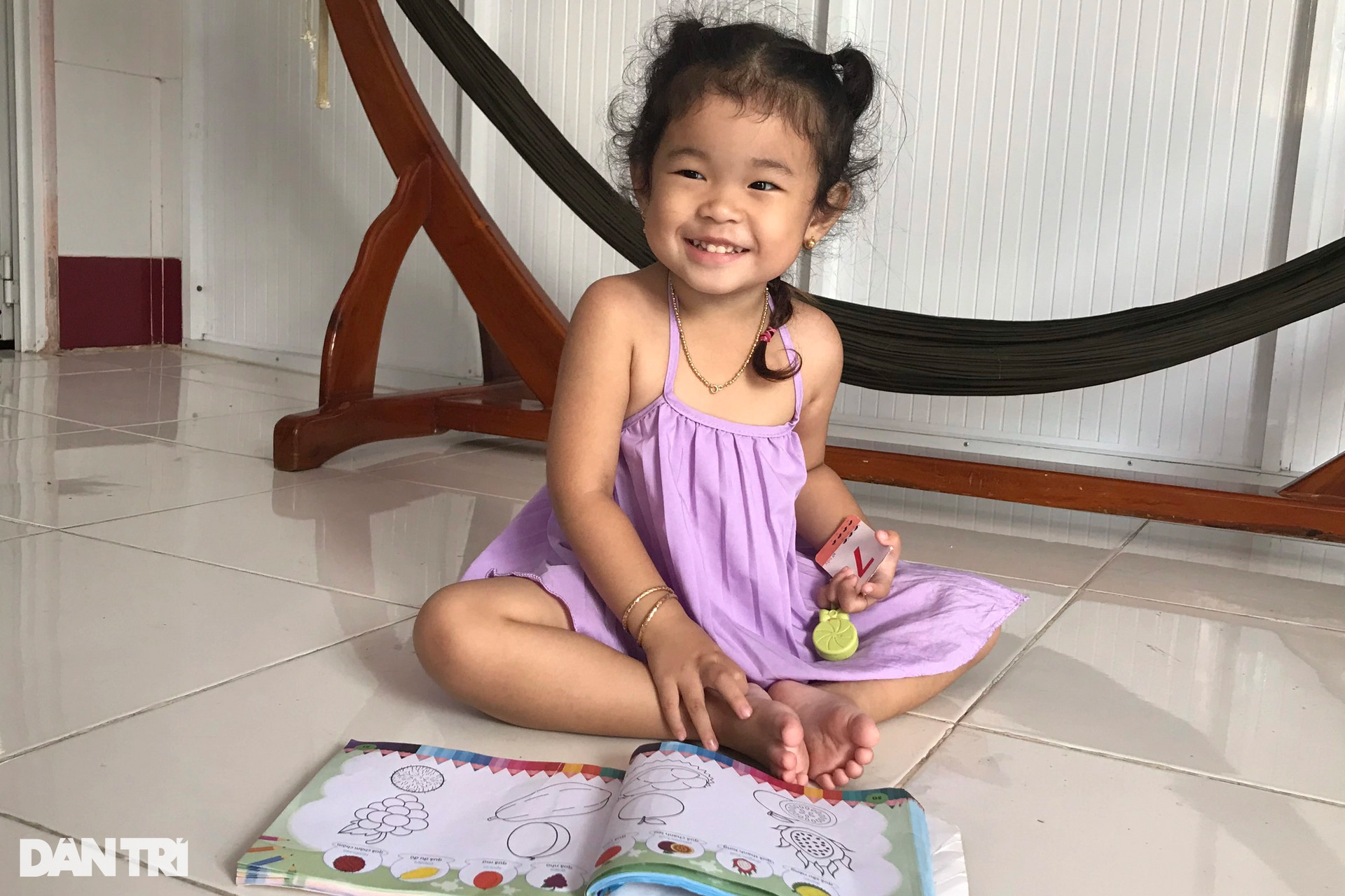 Bé gái 3 tuổi ở Cà Mau, đọc sách thành thạo, biết cả ngoại ngữ - 2