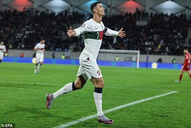 Ronaldo trình làng kiểu ăn mừng mới sau cú đúp bàn thắng cho Bồ Đào Nha - 1