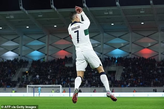 Ronaldo trình làng kiểu ăn mừng mới sau cú đúp bàn thắng cho Bồ Đào Nha - 2