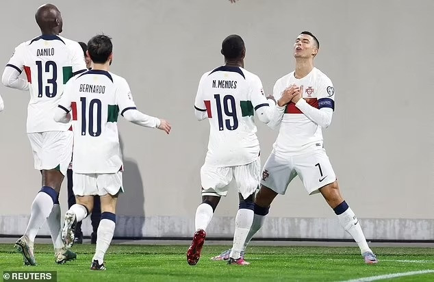 Ronaldo trình làng kiểu ăn mừng mới sau cú đúp bàn thắng cho Bồ Đào Nha - 3