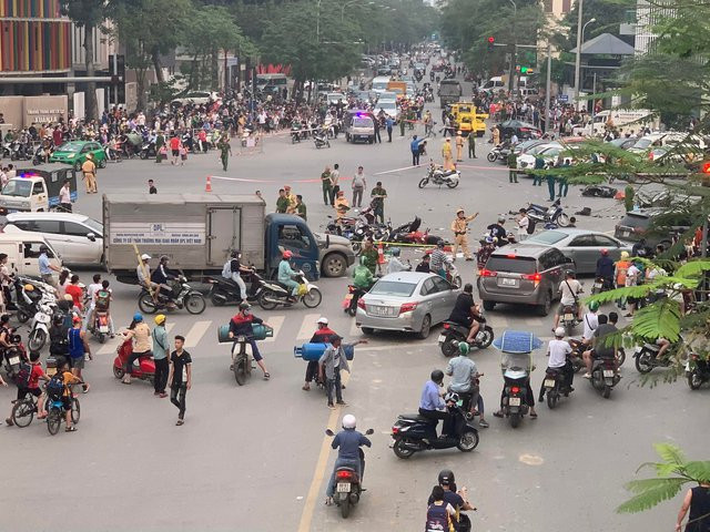 Hà Nội: 'Xe điên' gây tai nạn liên hoàn trên đường Võ Chí Công, nhiều người bị thương - Ảnh 3.