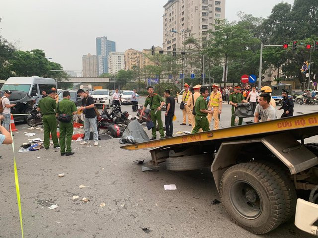 Hà Nội: 'Xe điên' gây tai nạn liên hoàn trên đường Võ Chí Công, nhiều người bị thương - Ảnh 2.