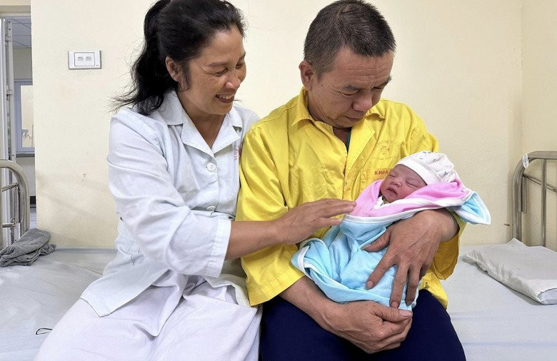 Bà nội ở Bắc Giang bỗng thấy trong bụng có gì đạp đạp, không ngờ mang bầu và sinh thường bé nặng 3,2kg - 1