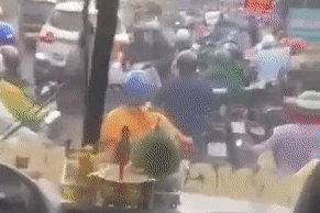 Bò điên húc hàng loạt xe máy ở Đồng Nai - 1