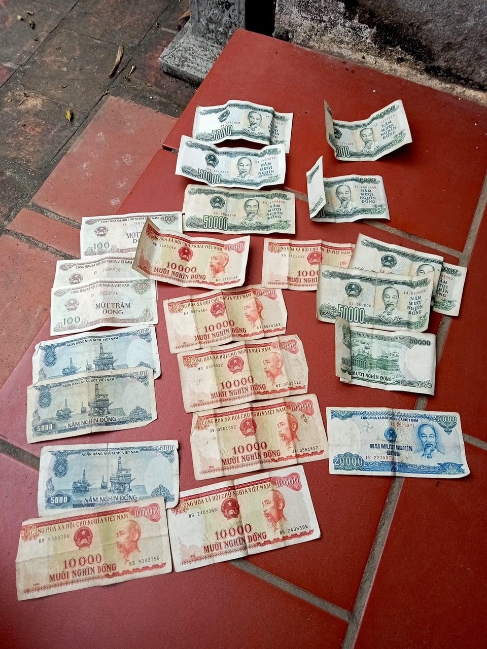 Bất ngờ với bọc tiền cụ bà 90 tuổi cuộn kỹ, giấu trong bao tải - 2