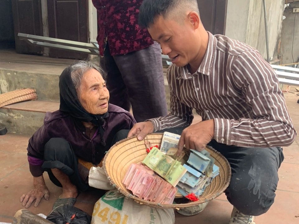 Bất ngờ với bọc tiền cụ bà 90 tuổi cuộn kỹ, giấu trong bao tải - 3