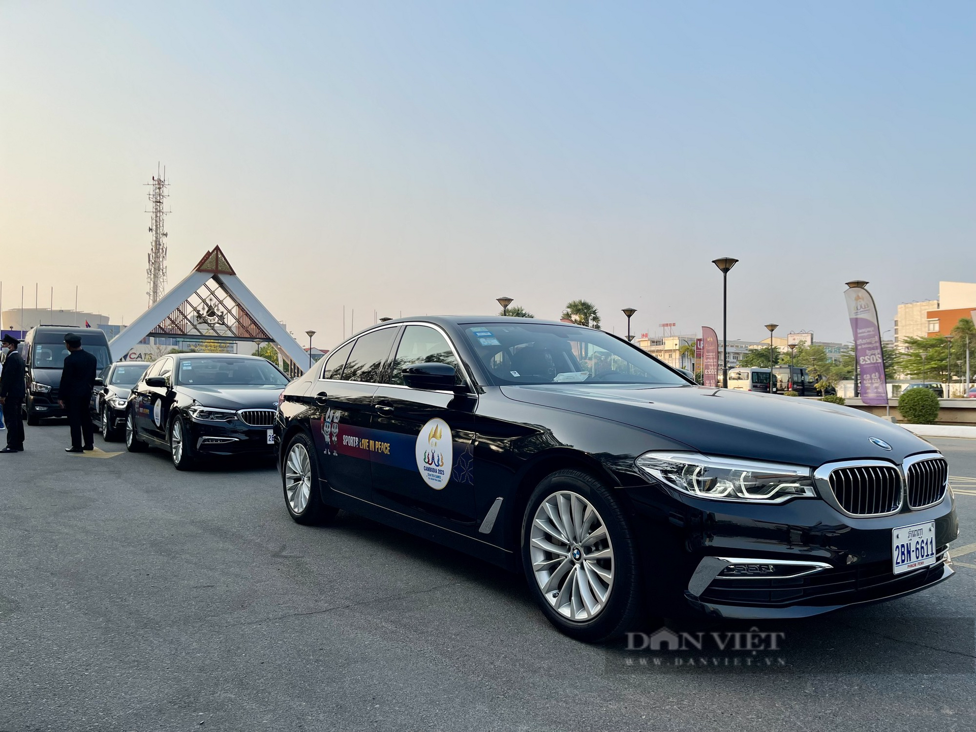 Vừa miễn phí ăn ở, Campuchia còn dùng xe BMW đưa đón các đoàn ở SEA Games 32 - Ảnh 3.