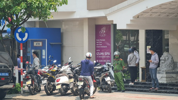 CLIP: Cướp ngân hàng ở Đà Nẵng, công an đang khám nghiệm hiện trường - Ảnh 2.