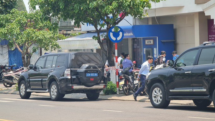 CLIP: Cướp ngân hàng ở Đà Nẵng, công an đang khám nghiệm hiện trường - Ảnh 3.