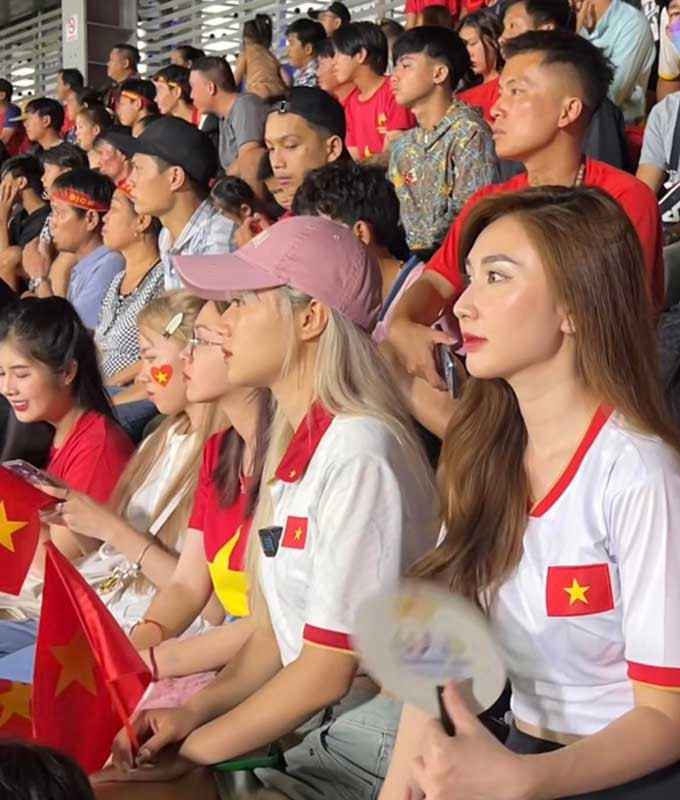 Thanh Mèo chăm chú theo dõi trận đấu của U22 Việt Nam 