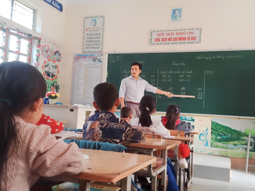 Thầy giáo người Mông nhiều năm liền là giáo viên chủ nhiệm giỏi  ảnh 1