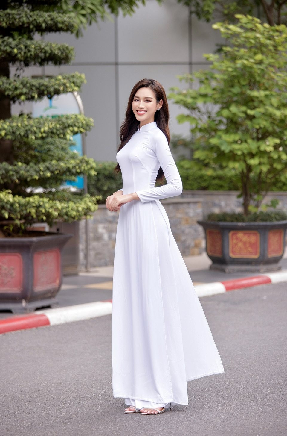 Váy trắng chụp kỷ yếu đẹp dáng dài