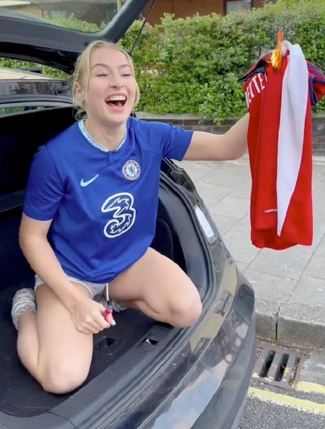 Astrid Wett cười khoái trá khi đốt áo Arsenal