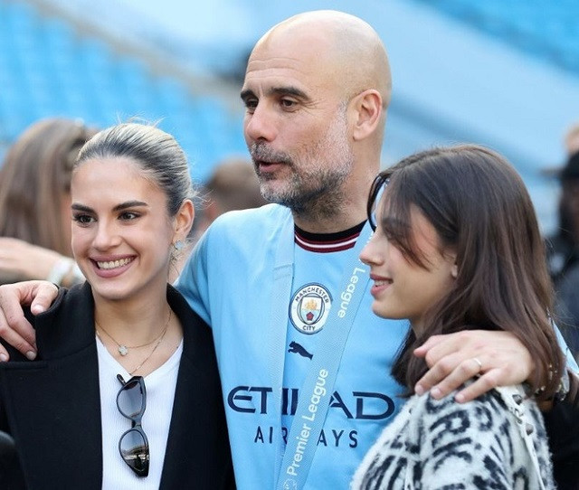 Guardiola hạnh phúc bên hai con gái trong lễ ăn mừng chức vô địch của Man City