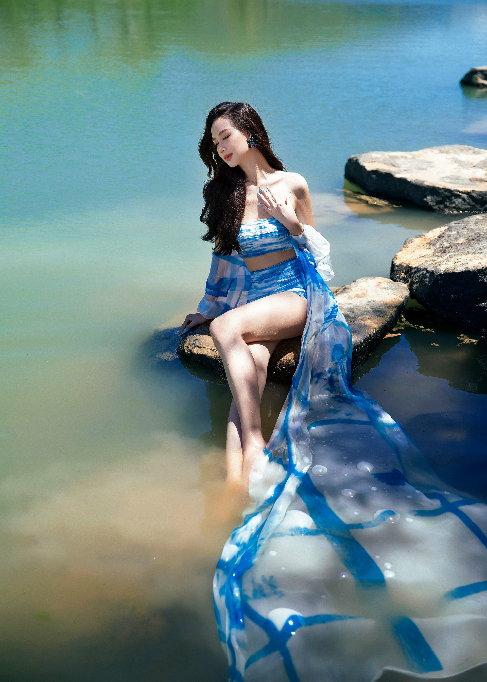 Nhan sắc nóng bỏng của top 3 Hoa hậu Thế giới Việt Nam khi diện bikini - 8