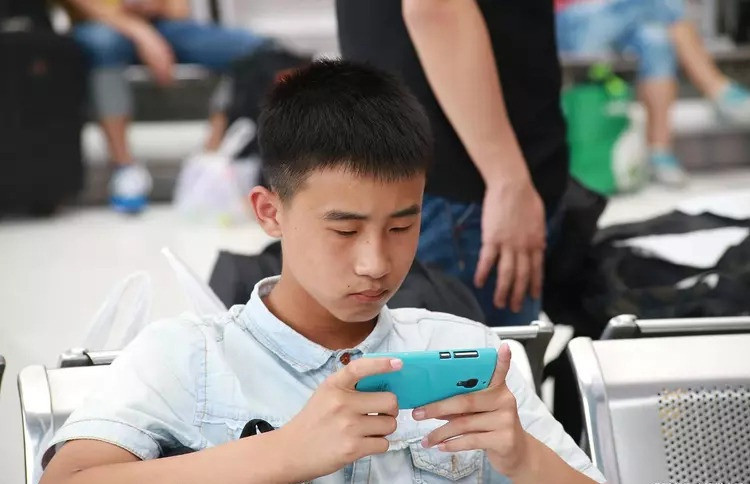 Trung Quốc: Tranh cãi việc giáo viên chủ nhiệm ngâm điện thoại của học sinh vào chậu nước - 2