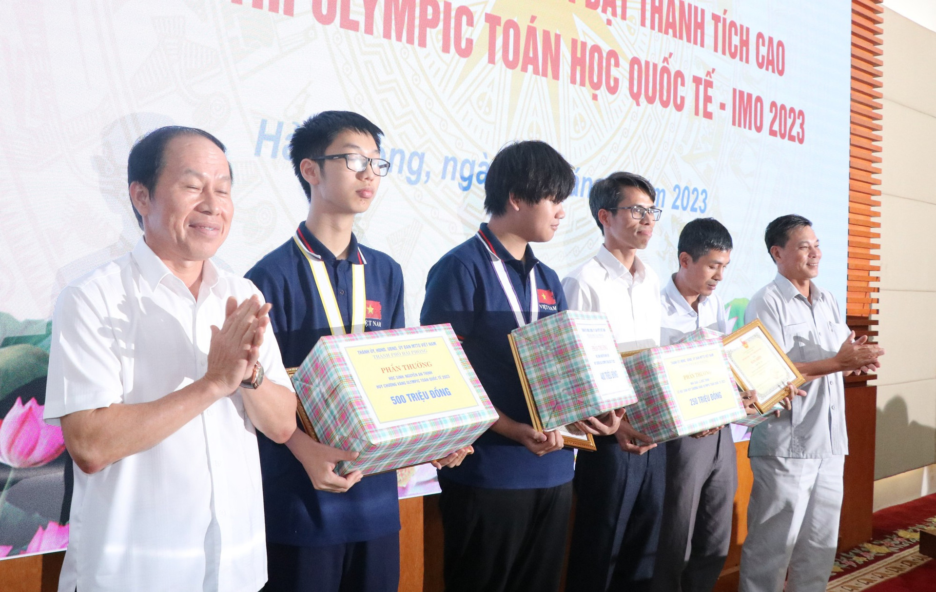 Hải Phòng thưởng lớn cho 2 học sinh đạt giải Olympic Toán học quốc tế - Ảnh 1.