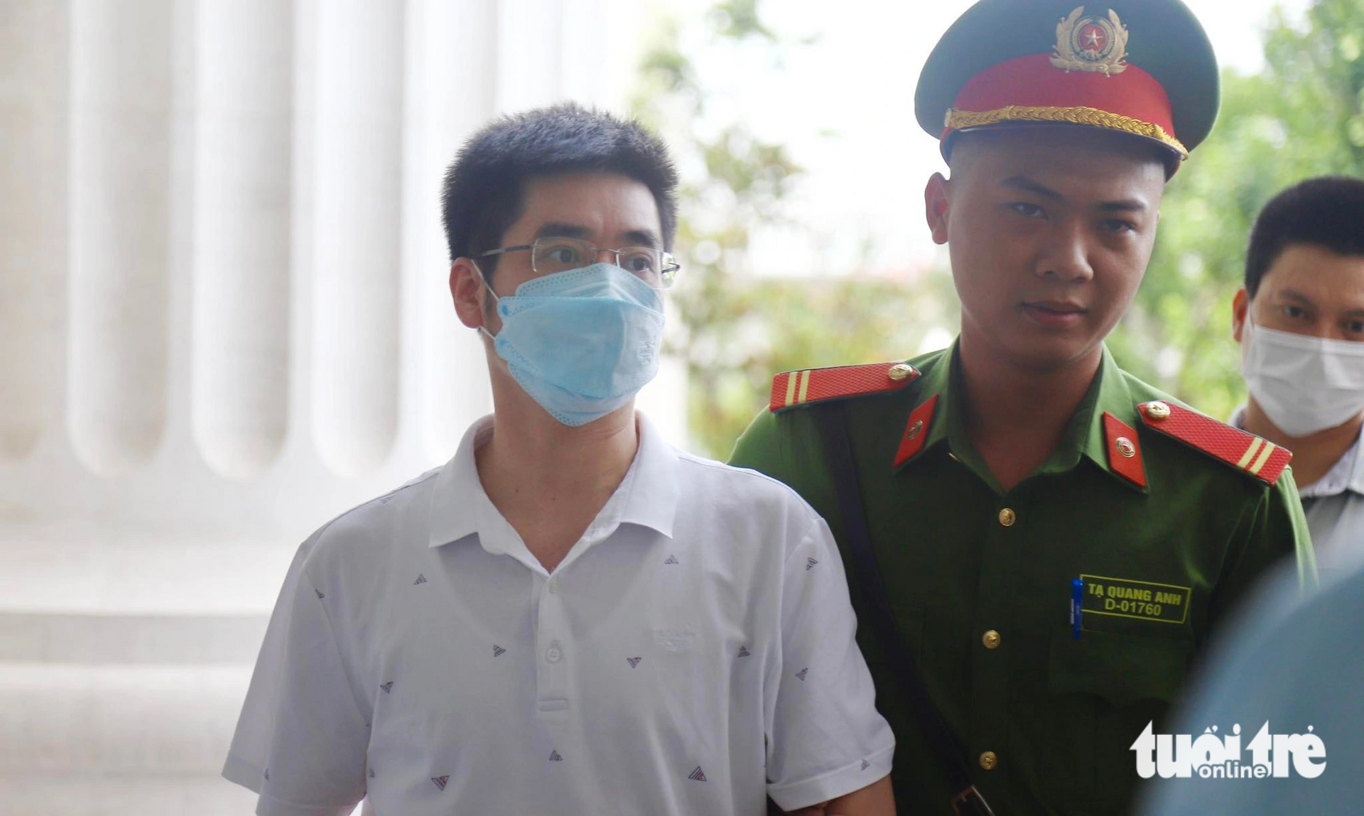 Cựu điều tra viên Hoàng Văn Hưng được dẫn giải đến phiên tuyên án vụ chuyến bay giải cứu chiều 28-7 - Ảnh: DANH TRỌNG