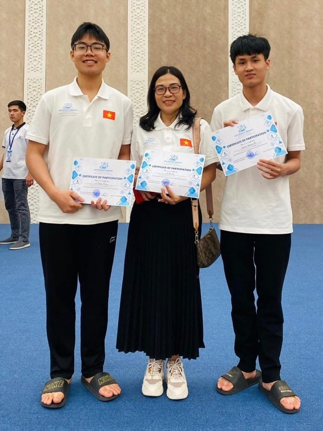 Hai nam sinh chuyên Phan Bội Châu đạt Huy chương vàng Olympic hóa học - 1
