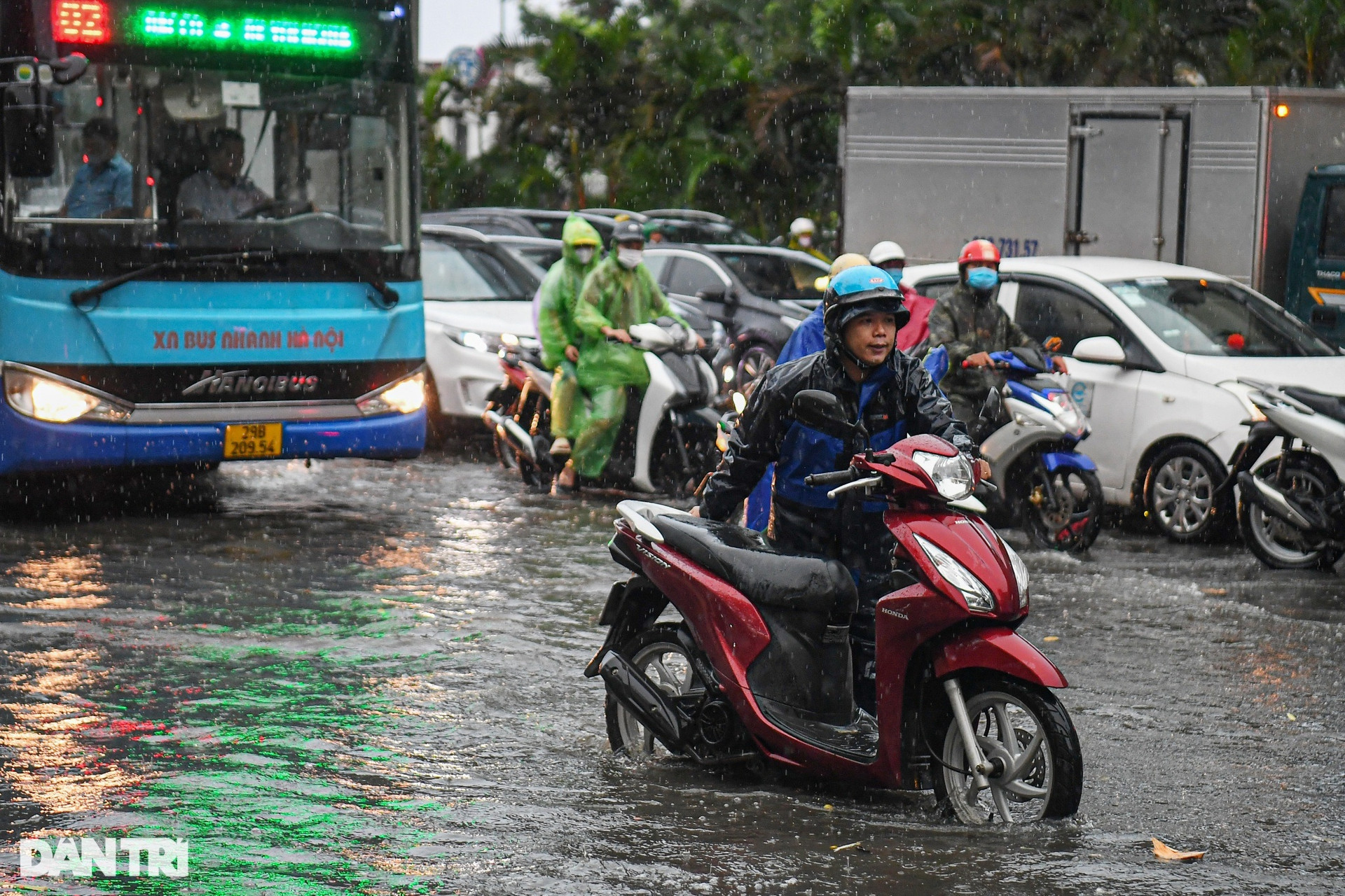 Hà Nội: Nhiều đường, phố ngập sâu trong nước, người dân bì bõm tìm lối đi - 7