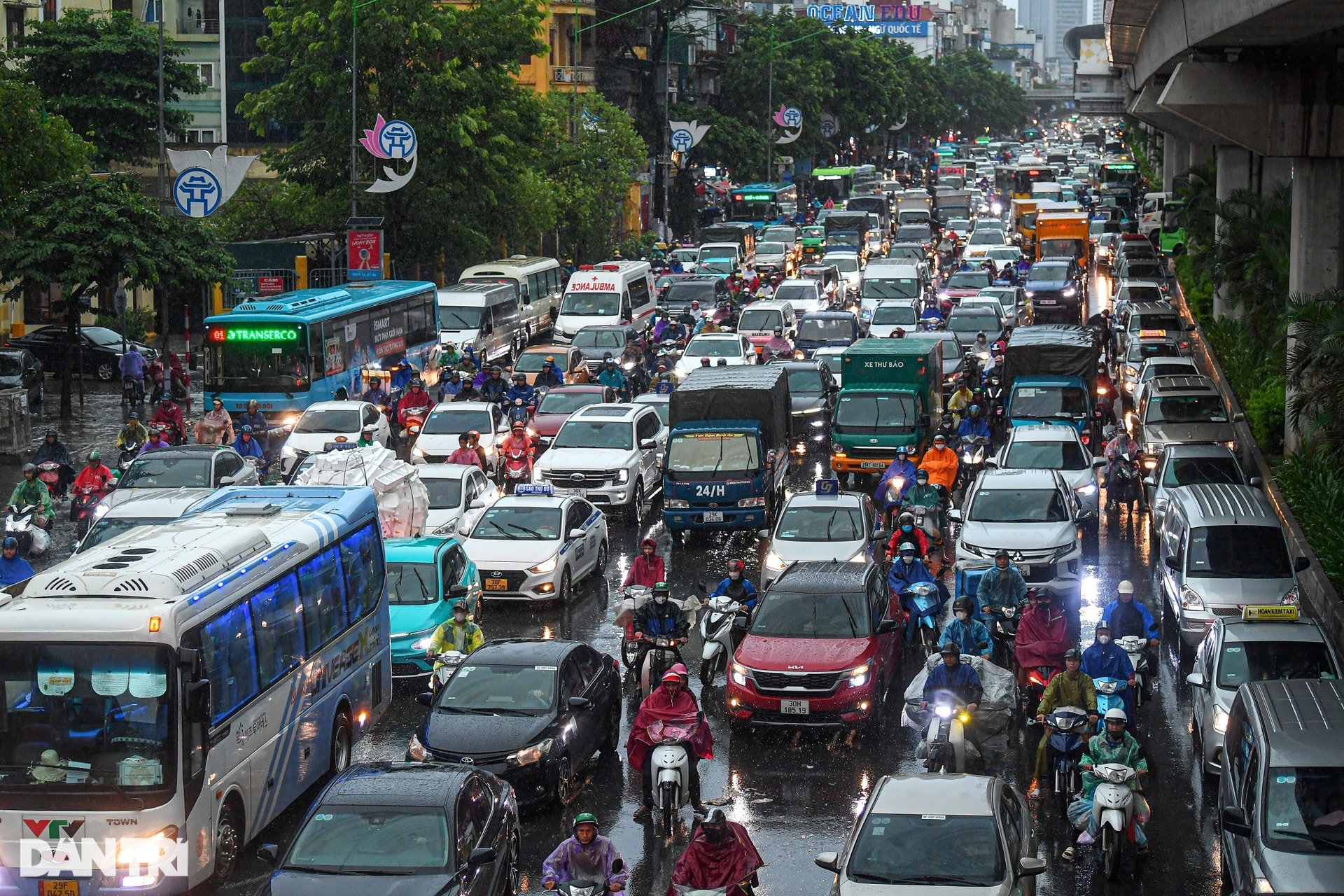 Hà Nội: Nhiều đường, phố ngập sâu trong nước, người dân bì bõm tìm lối đi - 14