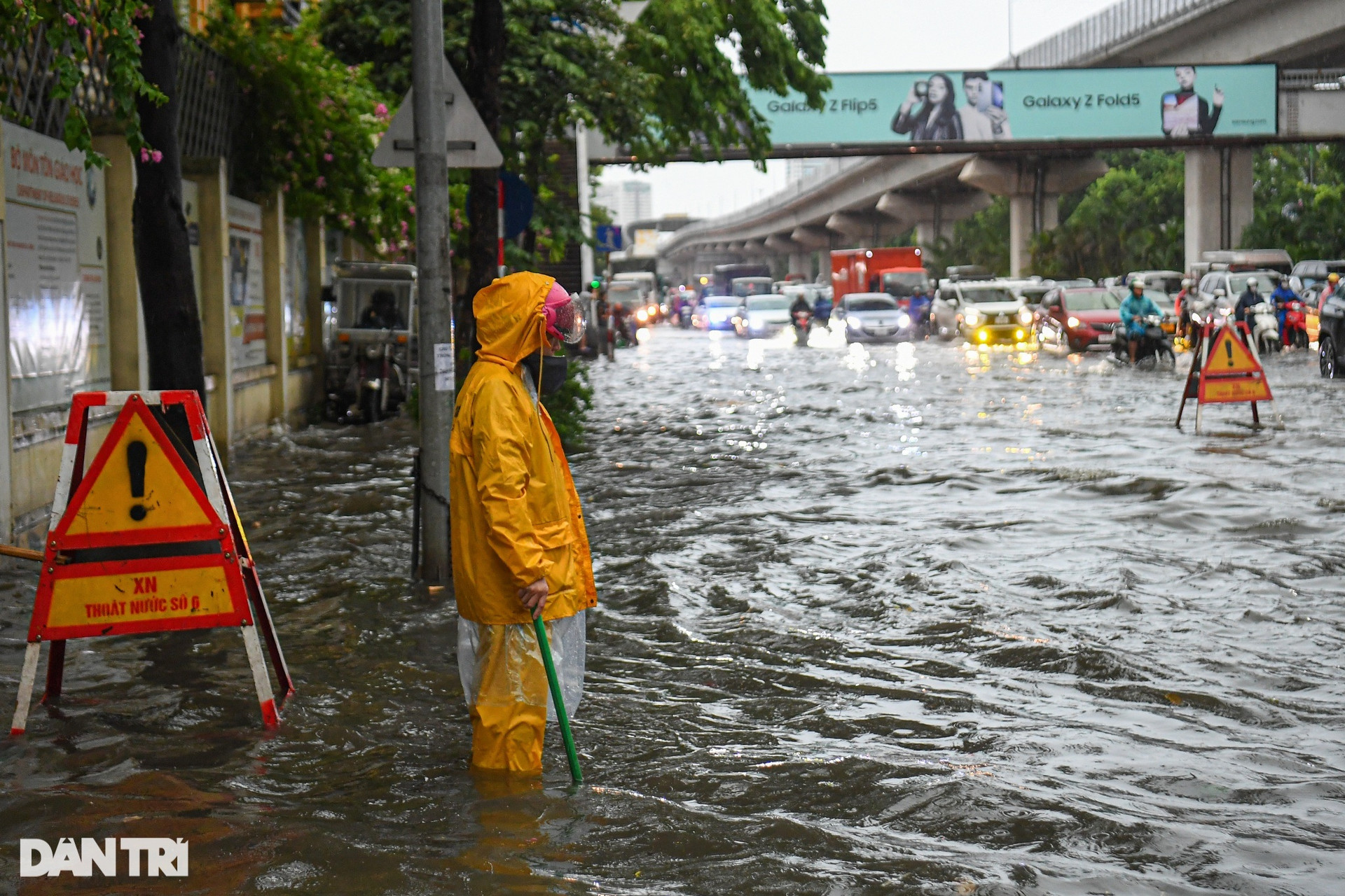 Hà Nội: Nhiều đường, phố ngập sâu trong nước, người dân bì bõm tìm lối đi - 10