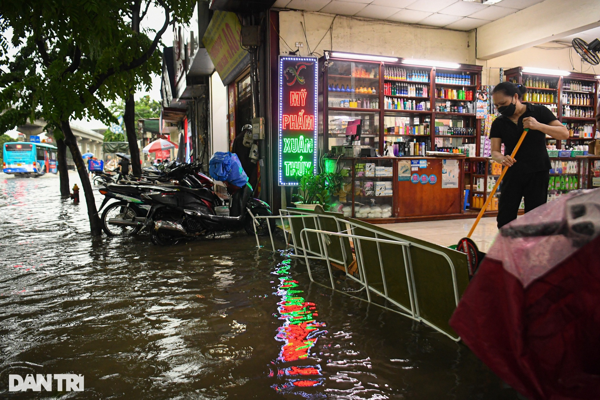 Hà Nội: Nhiều đường, phố ngập sâu trong nước, người dân bì bõm tìm lối đi - 11