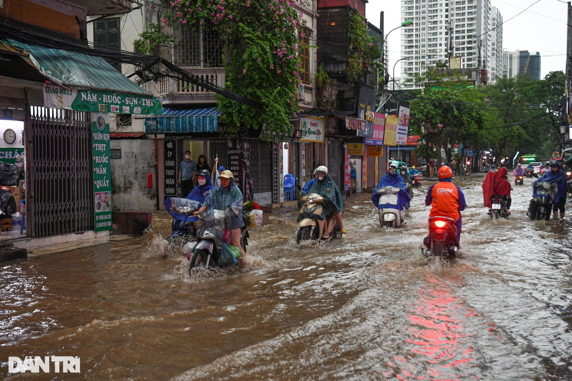 Hà Nội: Nhiều đường, phố ngập sâu trong nước, người dân bì bõm tìm lối đi - 12