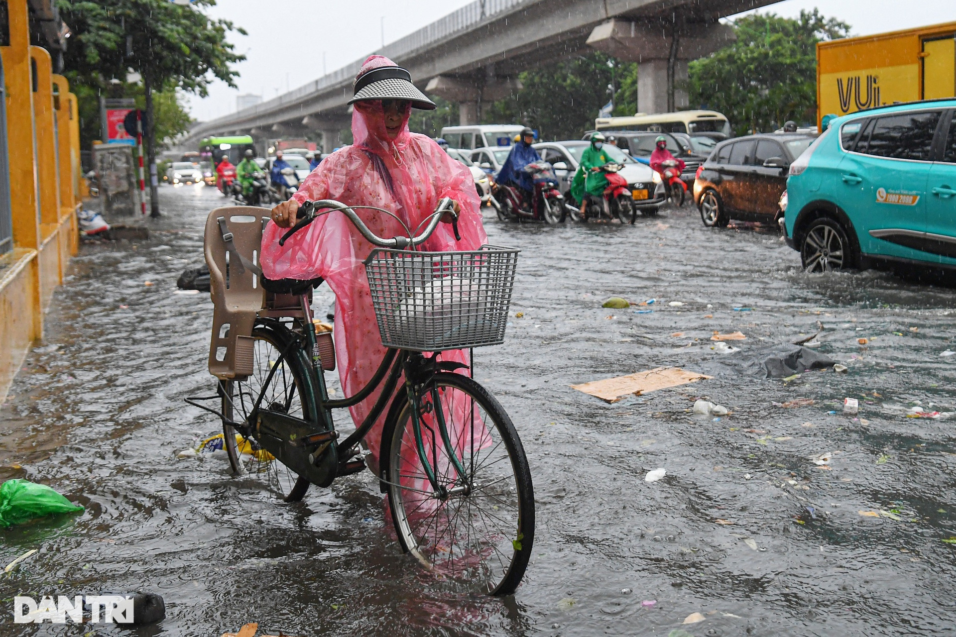 Hà Nội: Nhiều đường, phố ngập sâu trong nước, người dân bì bõm tìm lối đi - 5