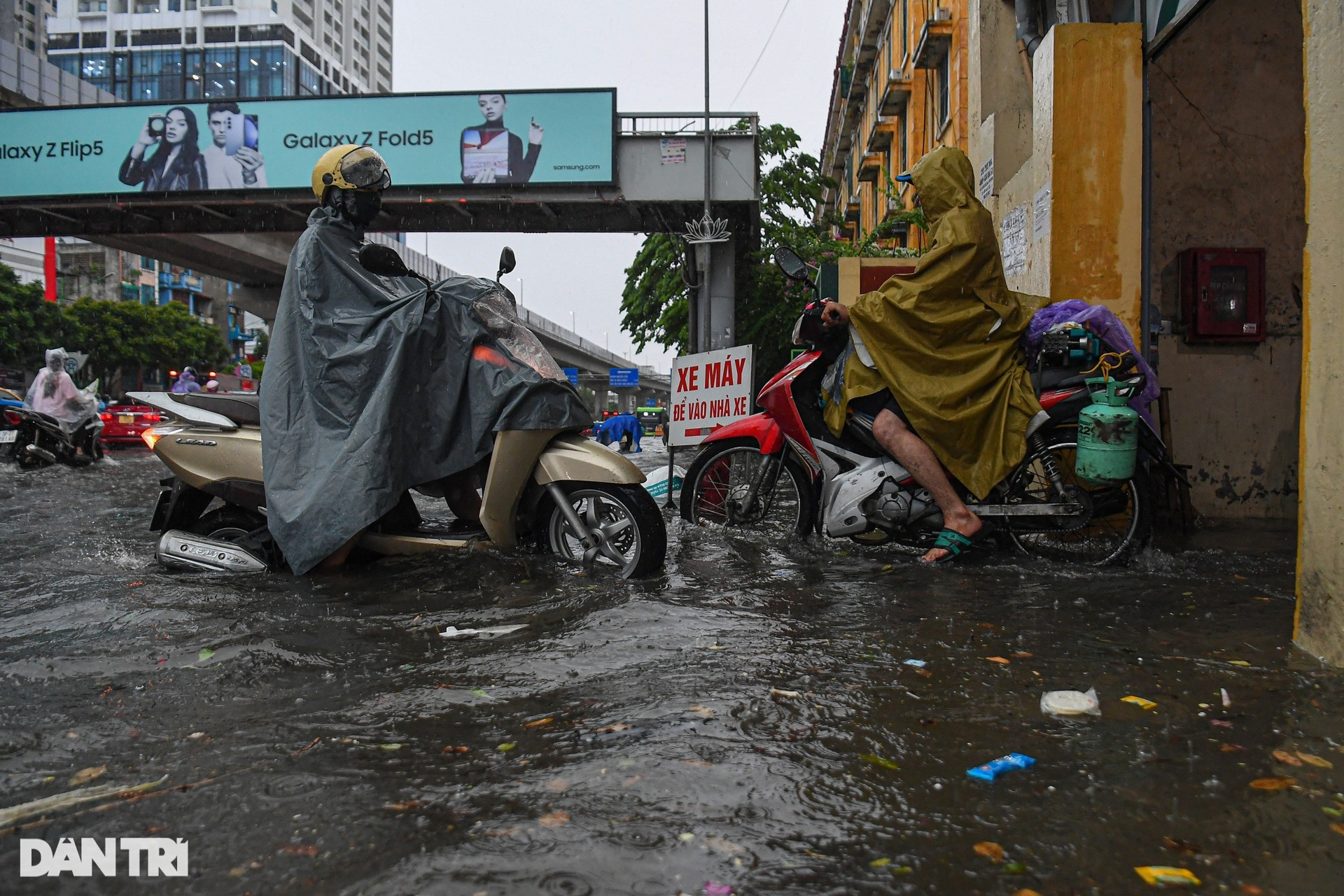 Hà Nội: Nhiều đường, phố ngập sâu trong nước, người dân bì bõm tìm lối đi - 6