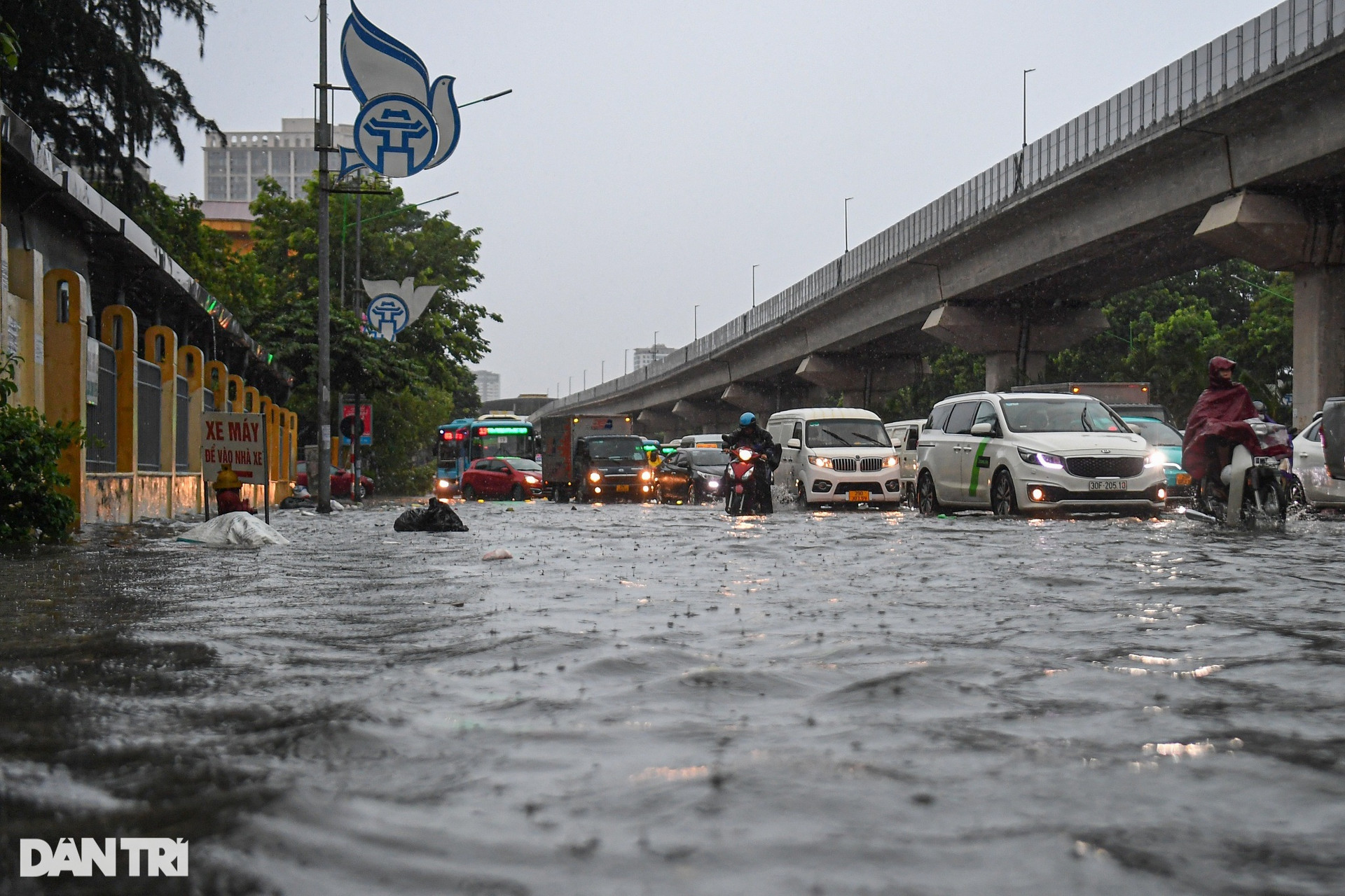 Hà Nội: Nhiều đường, phố ngập sâu trong nước, người dân bì bõm tìm lối đi - 4