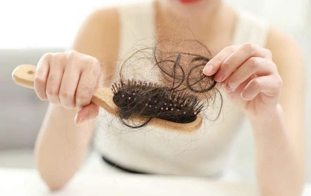 Chứng rụng tóc nhiều ở nữ tuổi dậy thì nguyên nhân do đâu?
