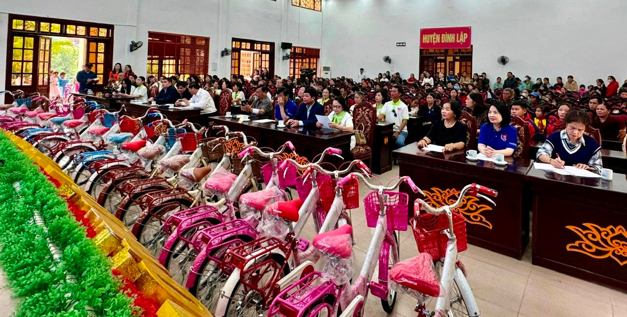 Trao tặng xe đạp và học bổng cho học sinh có hoàn cảnh khó khăn tại Lạng Sơn