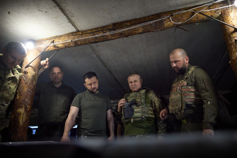 Nga tận dụng sương mù đánh úp Avdiivka nhưng phải rút chạy vì mìn: Lính Ukraine đứng nhìn vì hết đạn - Ảnh 2.