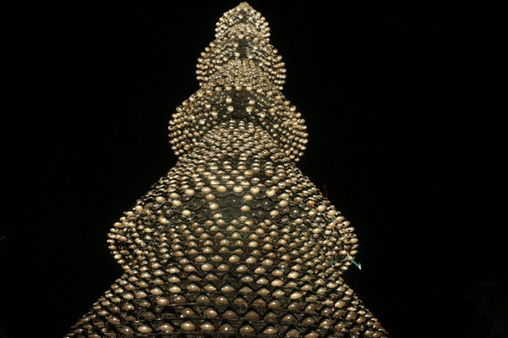 Độc lạ cây thông Noel làm từ 4.200 chiếc nón lá - 2