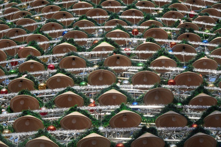Độc lạ cây thông Noel làm từ 4.200 chiếc nón lá - 4